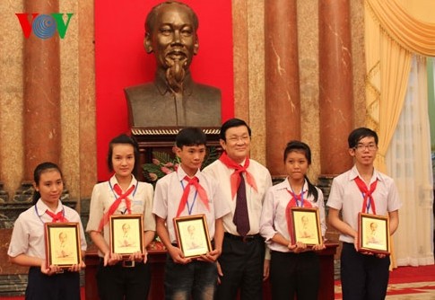 Le président vietnamien reçoit les enfants exemplaires en difficulté